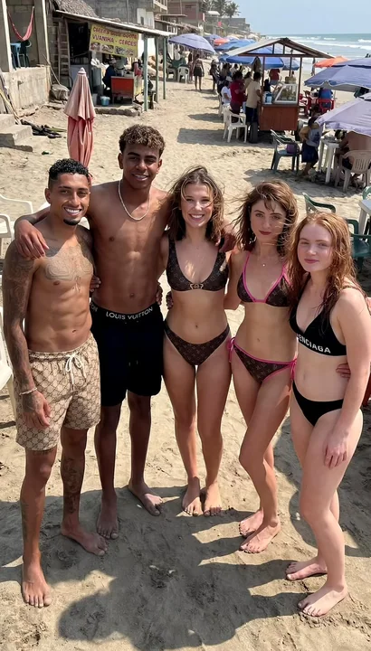 Jeunes élégants en photo de groupe sur une plage tropicale ensoleillée