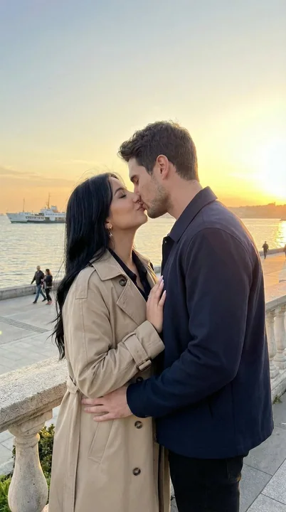 Le doux baiser du coucher de soleil sur la côte d'Istanbul