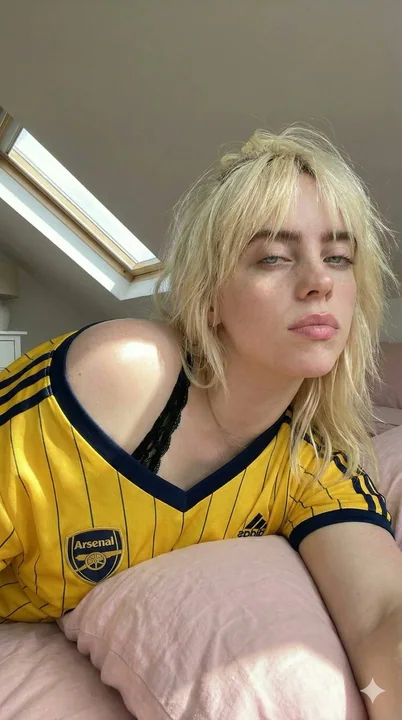 La jeune footballeuse en jaune sous la fenêtre du grenier