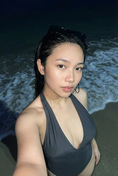 Le regard humide sous les flashs de la plage à minuit