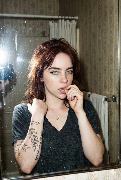 Fille se prenant en photo avec un flash à miroir sale millénaire