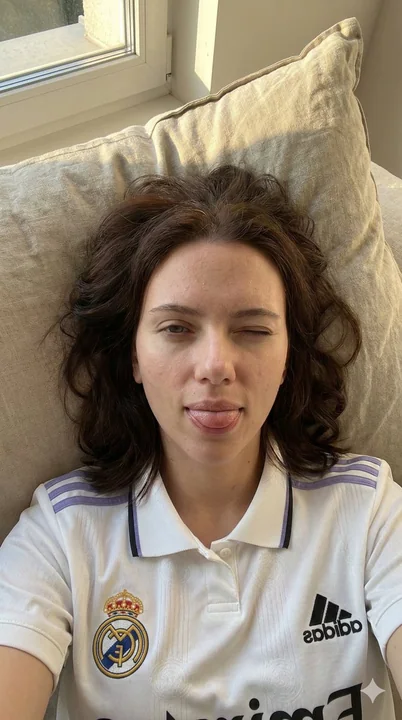 Fillette de Real Madrid en train de faire une selfie espiègle au petit-déjeuner