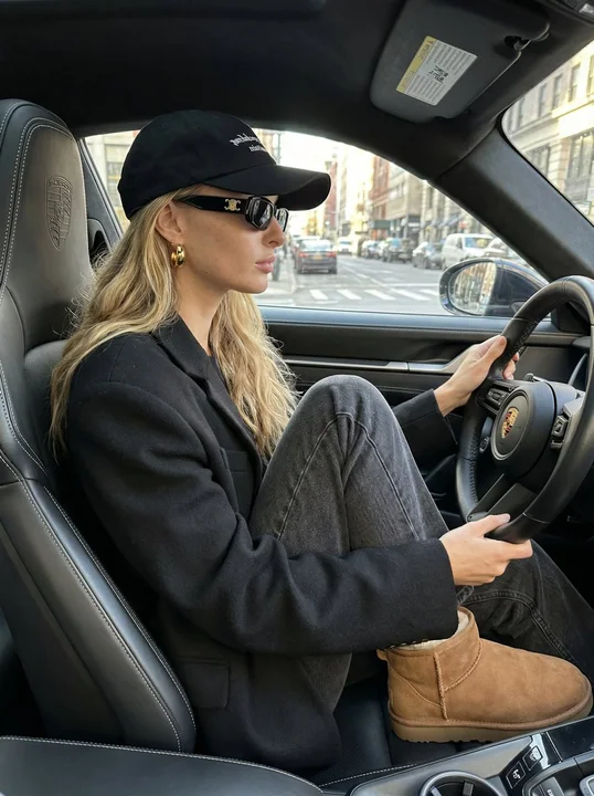 Золотисто-русоволосая супермодель в профиль на автомобиле Порше