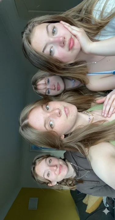 Autoportrait intime d'une amie au teint parsemé de taches de rousseur sous une lumière chaude