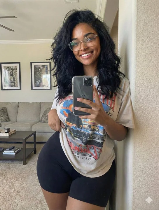Photos de la vie quotidienne de la fille au teint foncé dans le salon