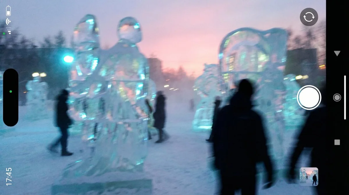 Reportage photographique d'une sculpture en glace prise en flagrant délit dans le brouillard du crépuscule