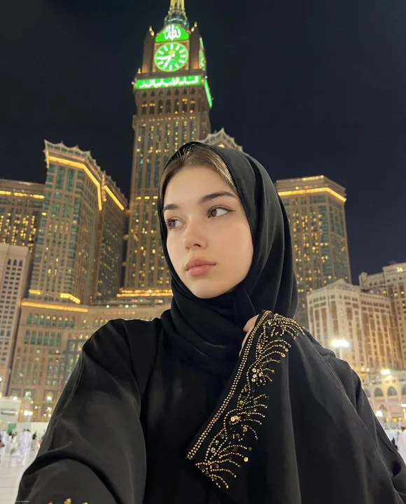 الصورة الذاتية للحجاج في هدوء ليل برج مكة