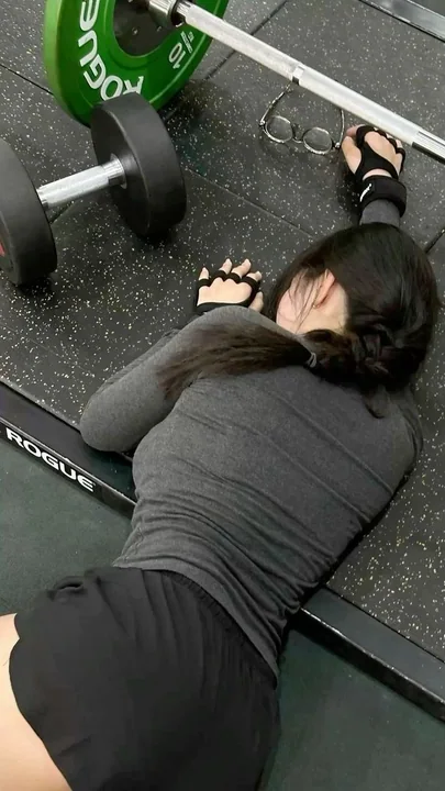 Épuisée, elle s'écroule : une fille de gymnastique après un soulevé de poids