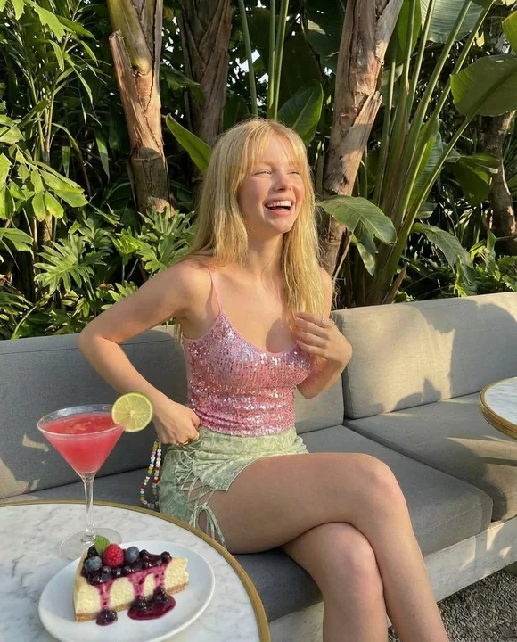 Jeune fille blonde en vacances au crépuscule tropicale