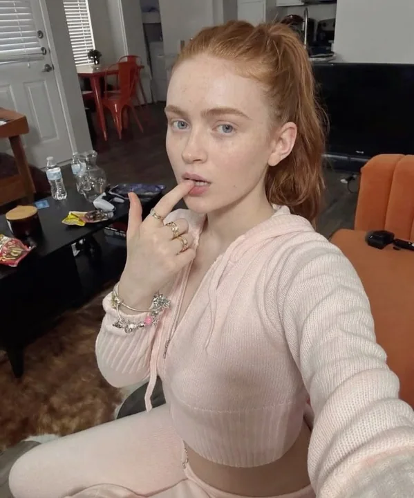 Selfie de fille mignonne et paresseuse en robe rose à la maison
