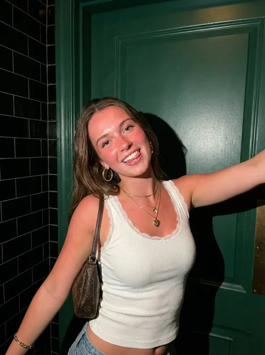 Fille canon prise en flagrant délit sous une lumière flash dur
