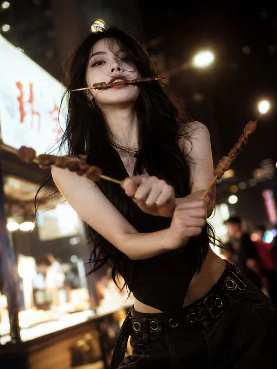 Femme élégante au marché nocturne, spécialiste des brochettes de trois coups de couteau