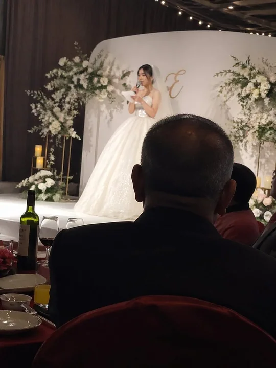 Discours de la mariée sur l'estrade de mariage, silhouette du père