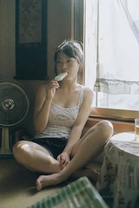 A Japanese-style negative film of a girl on a summer afternoon