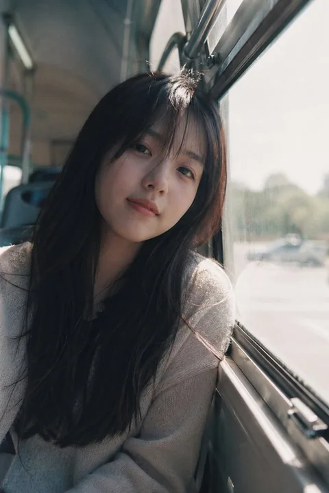 バスの窓辺で写真を撮る日系フィルム少女