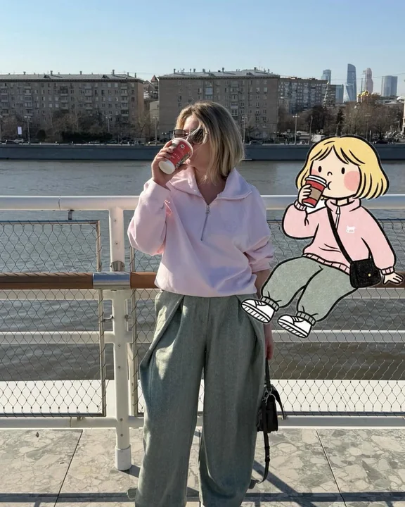川辺のピンクのパーカーを着た女性とカートゥーン少女のイラストの融合