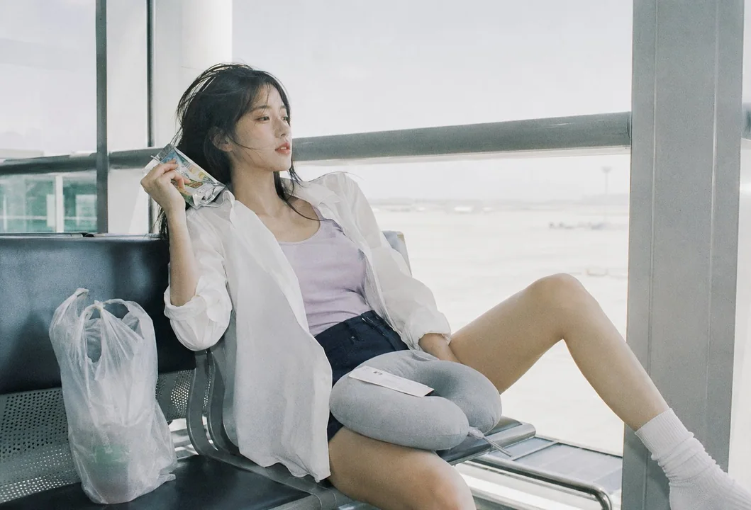 日系フィルム風の仁川空港の韓国女性アイドルのポートレート