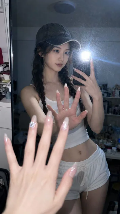 深夜卧室手机镜面自拍写实人像