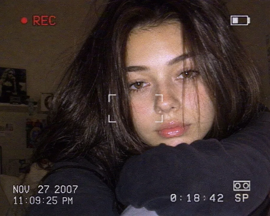 Portrait rétro en intérieur filmé avec une caméra DV des années 2000