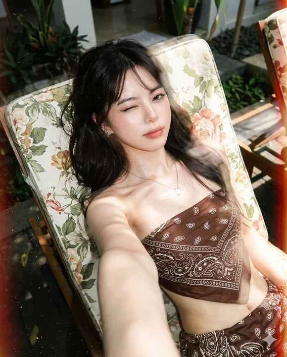 レトロCCDとフィルム感をミックスした屋外ラウンジチェアのポートレート