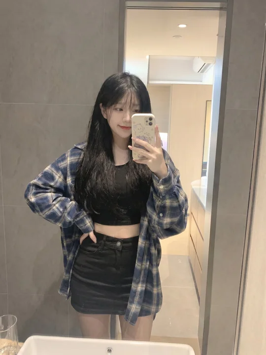 少女浴室蓝格纹衬衫自拍提示词