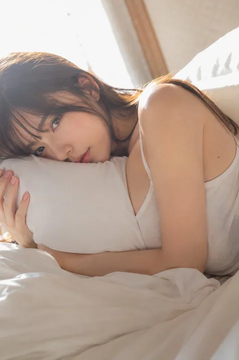虚构20岁日本女性床边唯美抓拍