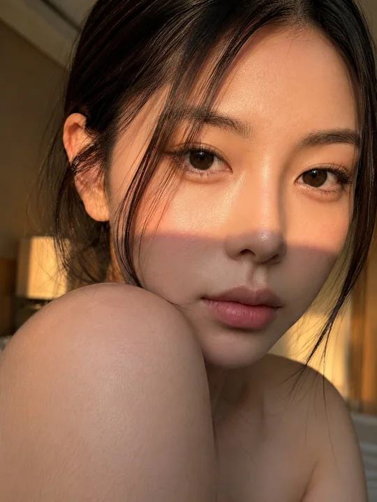 黄金时刻室内东亚女性唯美特写人像