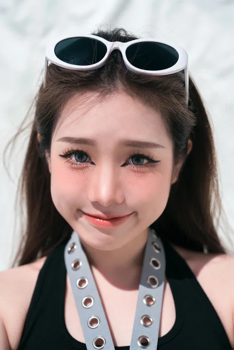 东亚少女近景写实自拍