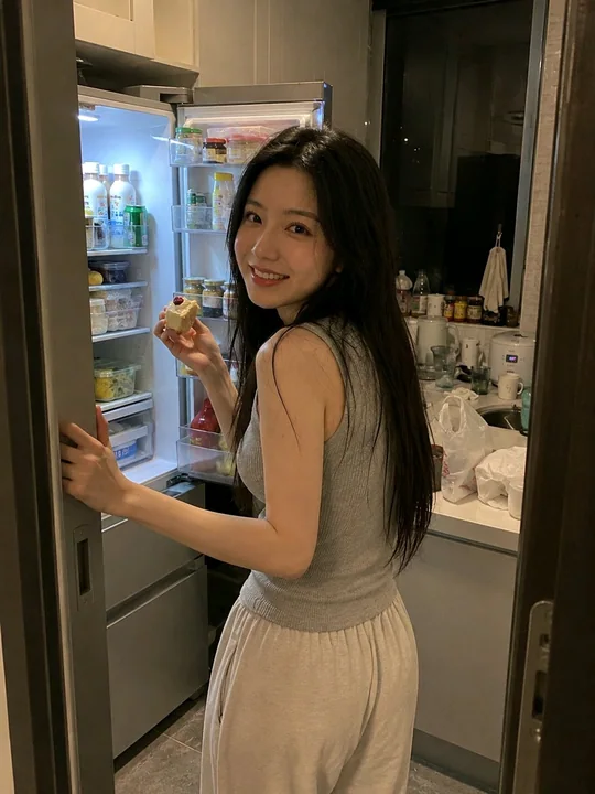 厨房冰箱旁偷吃的女性真实手机抓拍