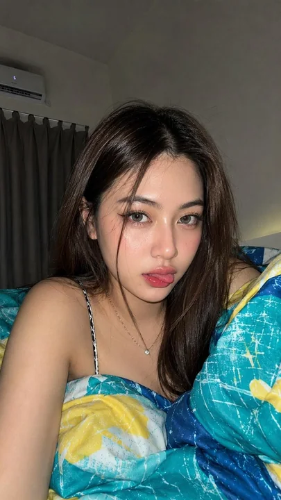 东南亚女性卧室手机自拍写实人像