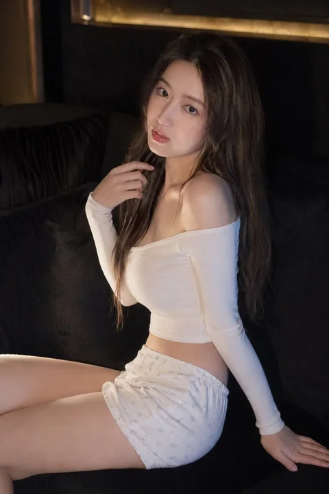 深色沙发上的东亚女性居家慵懒人像