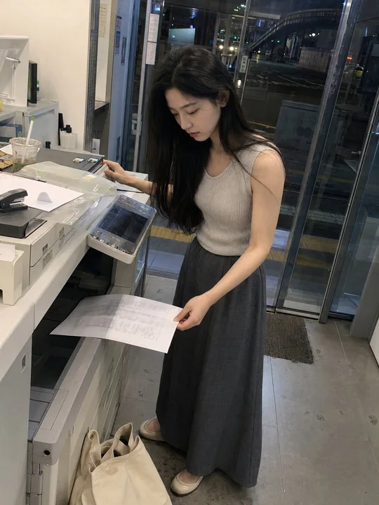 深夜打印店内的年轻亚洲女性手机抓拍