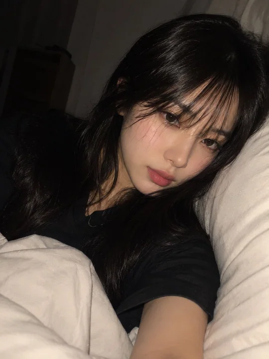 高度写实东亚女性深夜卧室睡前自拍