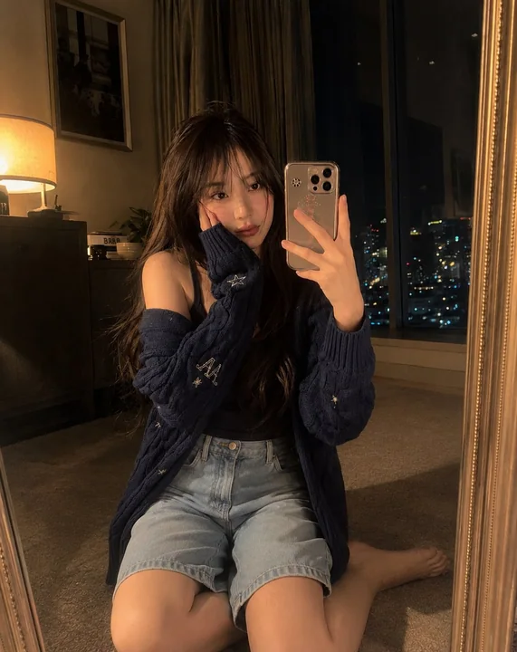 黄金时刻镜前自拍的少女写实摄影