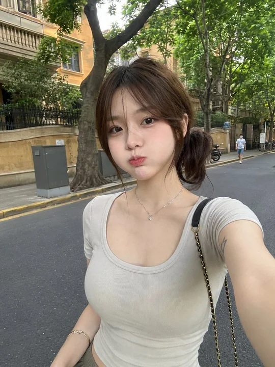 手机实拍街拍东亚美女侧马尾