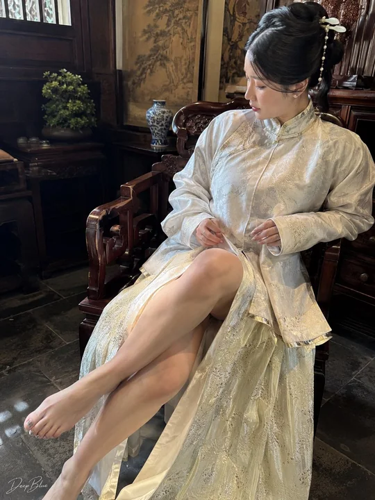 明代王府贵女午后手机抓拍真实生活记录