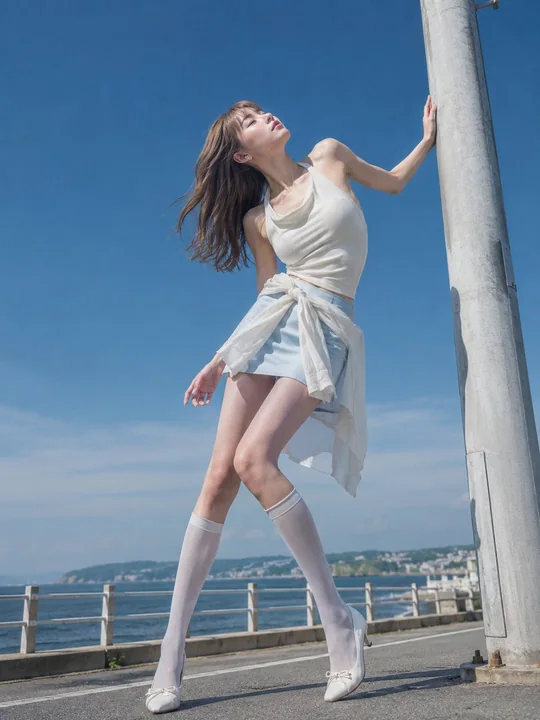 被海风吹散的夏日海边时尚人像
