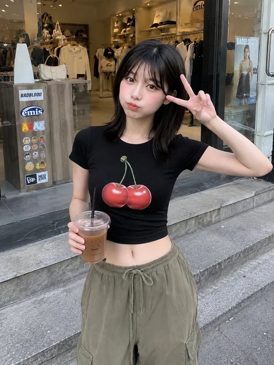 时尚精品店外的日本少女手机直拍