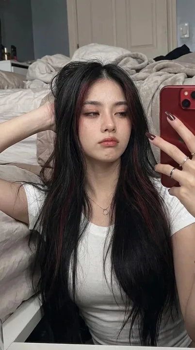 超写实镜面自拍长发女性写真