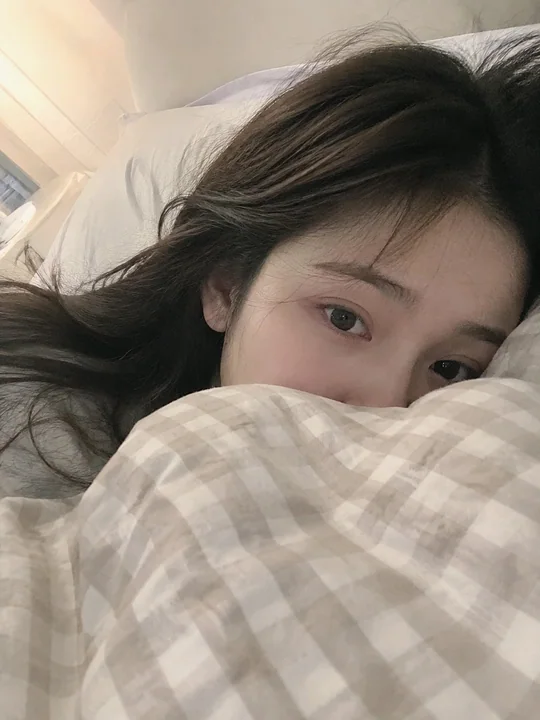 真实手机前置俯拍少女自拍