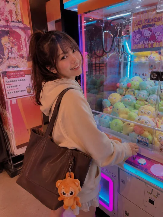 缤纷电玩城抓娃娃机的少女写实人像