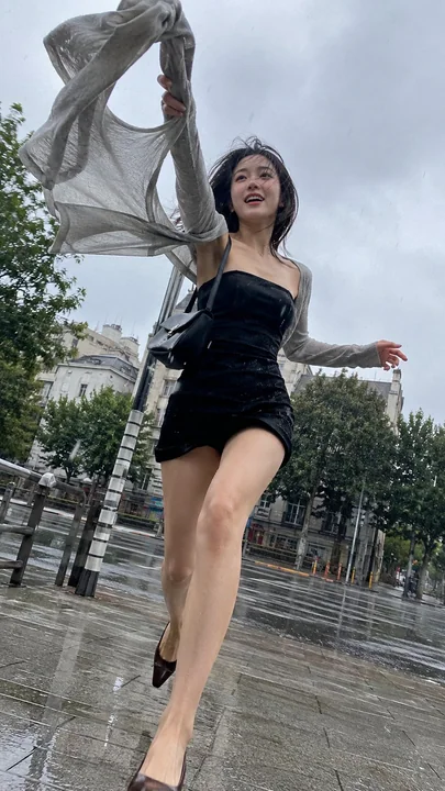20岁时尚女性雨中街头动感抓拍