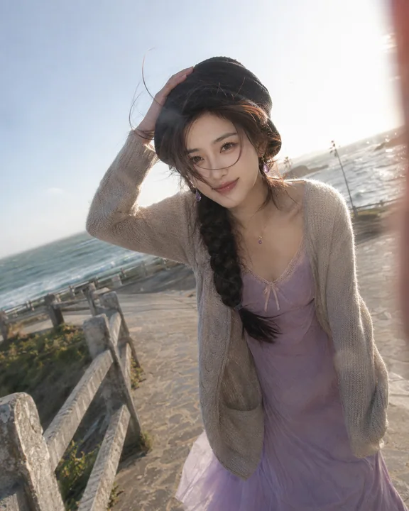 海边漫步的真实瞬间：逆光下的发丝与海风