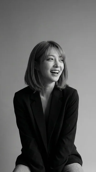 纪实感黑白女性坐姿人像摄影提示词