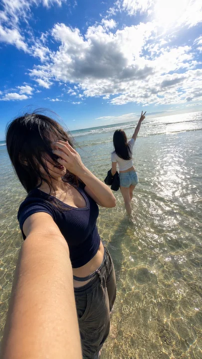 盛夏海边浅滩双人手机超广角自拍