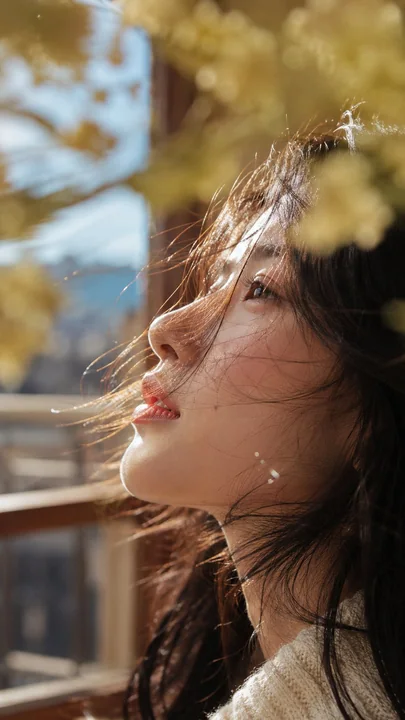 阳光下侧颜的东亚年轻女子肖像