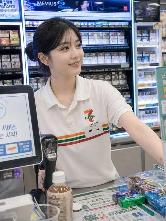 韩国便利店年轻女收银员写实抓拍