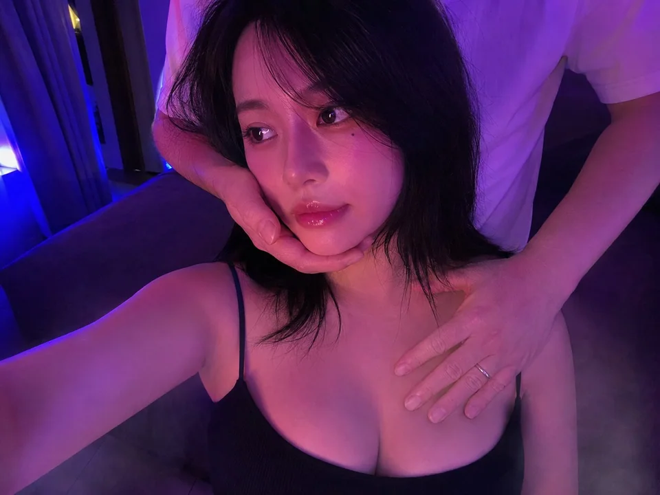 霓虹紫光下的东亚女性手机自拍人像