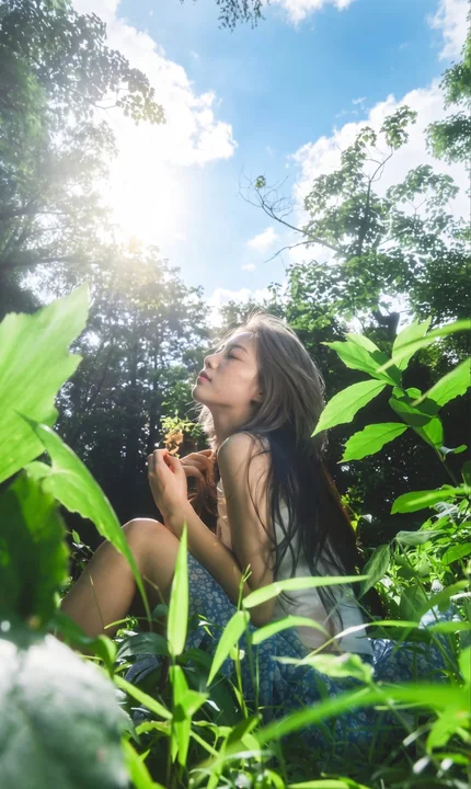 森林低视角手握苹果女性写真