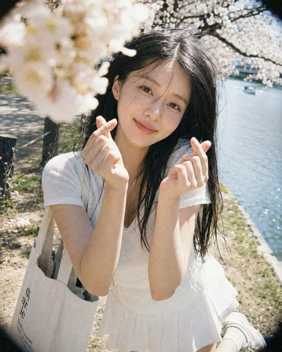 樱花树下一次性相机胶片感少女写真